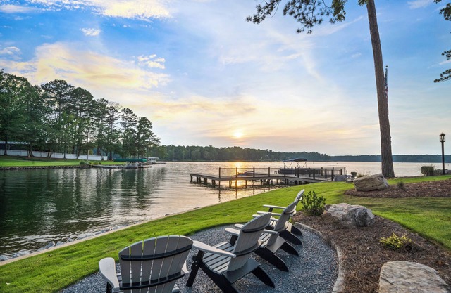 Pet Friendly and Gorgeous Top Side Cottage at Cottage Cove at Lake Oconee!