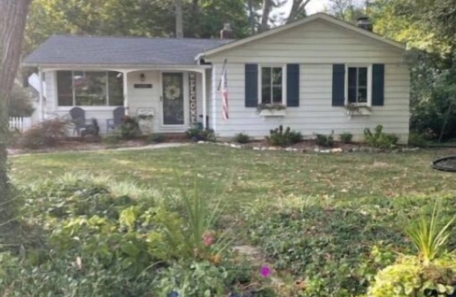 Pet Friendly Annapolis Cottage that Backs Up to Stunning Quiet Waters Park!!
