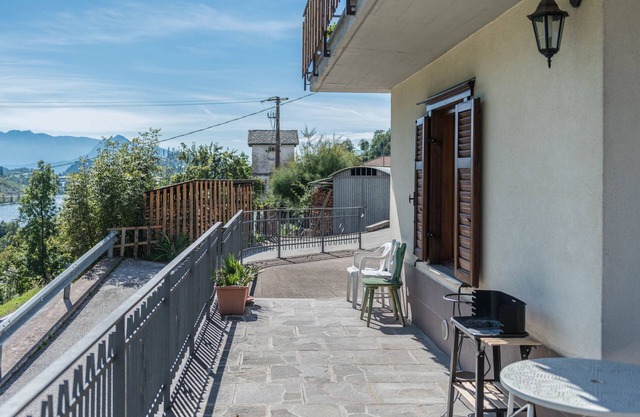 Appartement "Tra i Due Laghi" accueillant les animaux domestiques, avec vue sur le lac et terrasse.