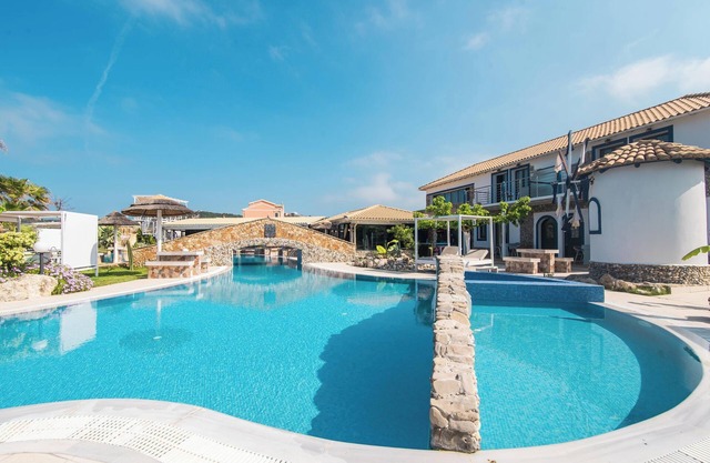 Appartement " Mirage Arillas Maisonette B " avec vue sur la mer, piscine partagée et Wi-Fi.