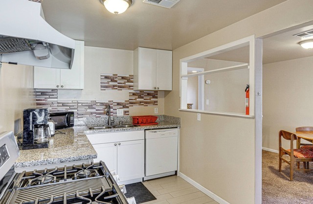 Pet-Friendly Bakersfield Home: 5 Mi to Downtown!