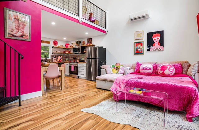 Brand New! Private Barbie House w/ Hot Tub, 15 Min to Asheville/5 Min from Town