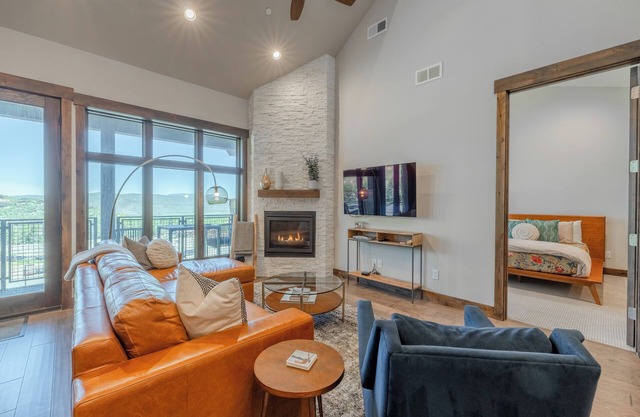Pet Friendly Blackstone Luxury Condo - Pool and Gym in Canyons Village.