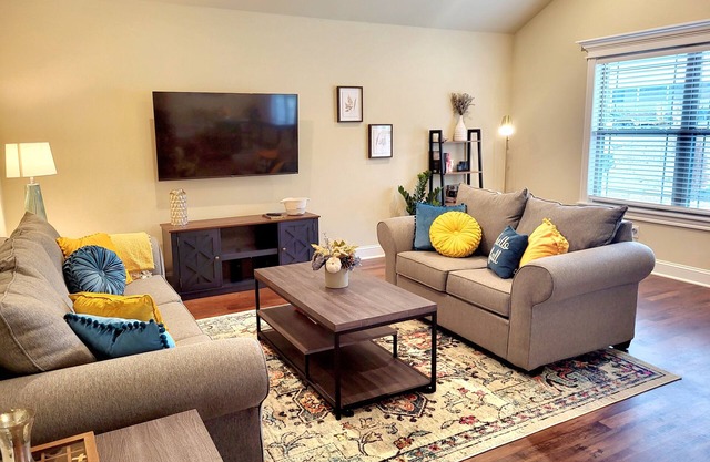 New Bungalow close to Eureka Springs!