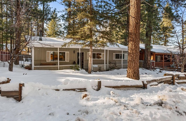 Pet Friendly bungalow near ski slopes with fenced yard, deck, BBQ and more!
