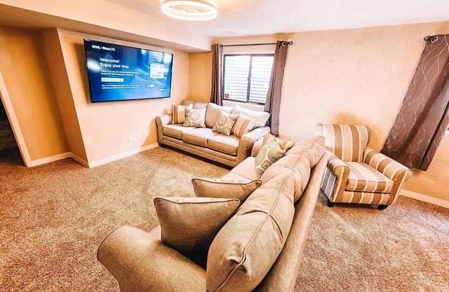 Pet Friendly/Cozy 4-bedroom home/3 King Beds/Mins to Airport