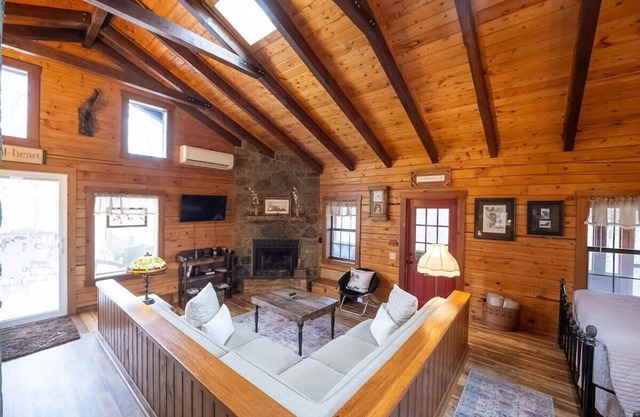 Cabin Slps 4, big deck, Woods, Kitchen