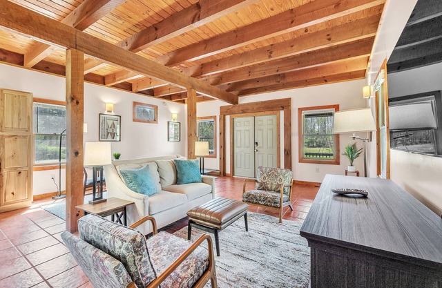 Pet-Friendly Cabin in Marietta w/ Porch Swings