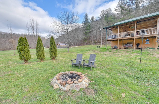 Pet-Friendly Cabin w/ Hot Tub in Daniel Boone NF