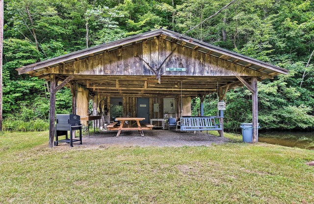 Cabane privée Castlewood acceptant les animaux de compagnie avec vue sur l'étang