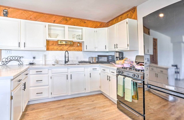 NEW! Pet-Friendly Chino Valley Cabin w/ Game Room!