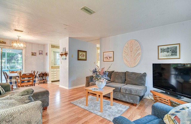 Pet-Friendly Clearwater Home - 7 Mi to Beach!