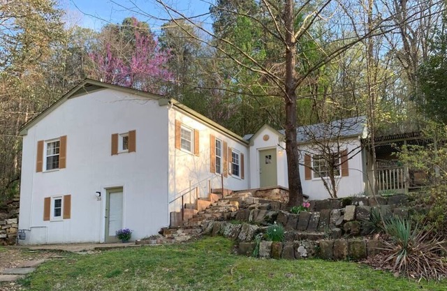 Nature & Comfort - Cozy Cottage 1 mile to Downtown/Nat'l Park, Pets Welcome!