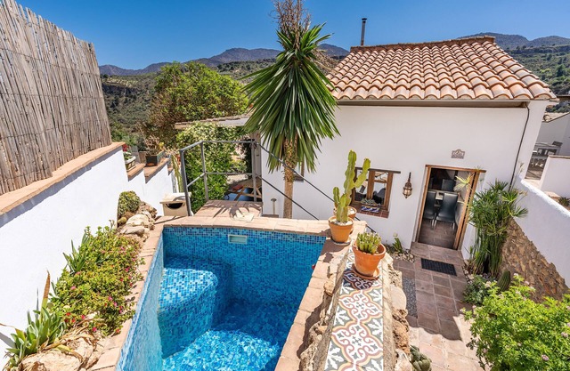 Petite maison "Casa Escondida" avec vue sur les montagnes, piscine et Wi-Fi. Animaux bienvenus.