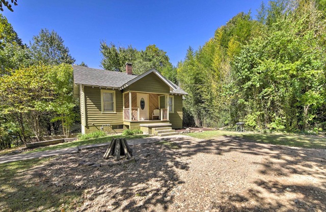 NEW! Carbondale Cottage w/ Fire Pit - 3 Mi to SIU!