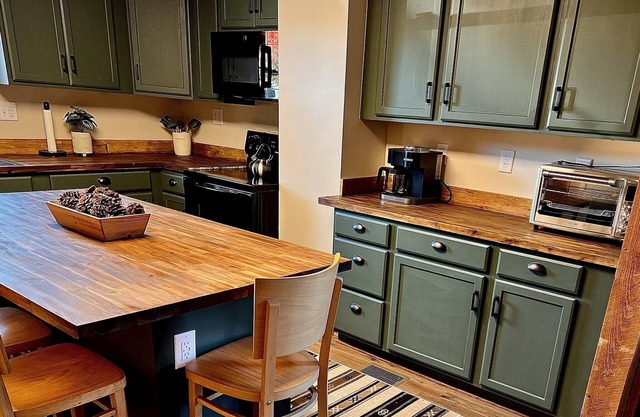 Pet Friendly Cozy Cabin Close to Slopes