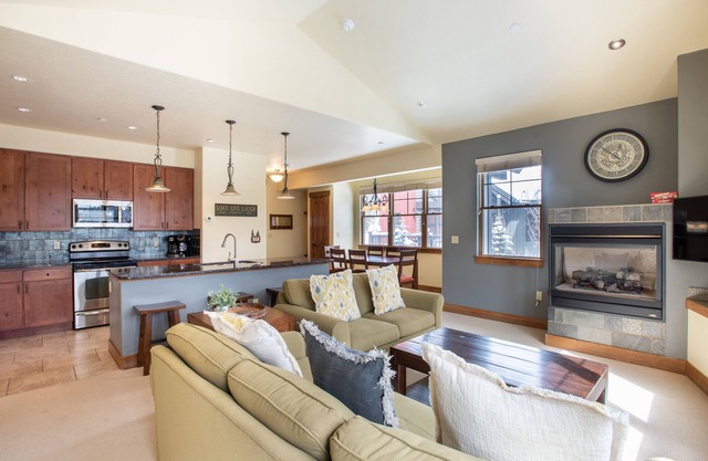 Pet Friendly(dogs only)!! West Village two bedroom, free WiFi, sleeps 8.