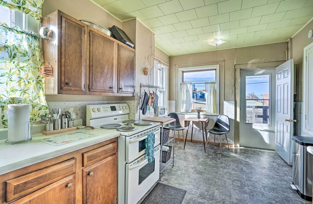 Pet-Friendly Downtown Hettinger Apt w/ Yard!