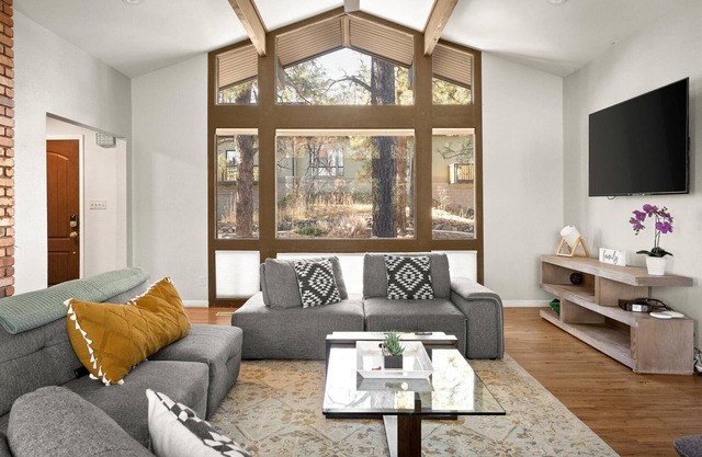 Pet-friendly duplex with spa, fire pit, just minutes to downtown and shopping!