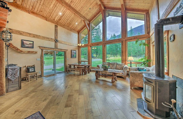 Pet-Friendly Eureka Getaway w/ Mountain Views