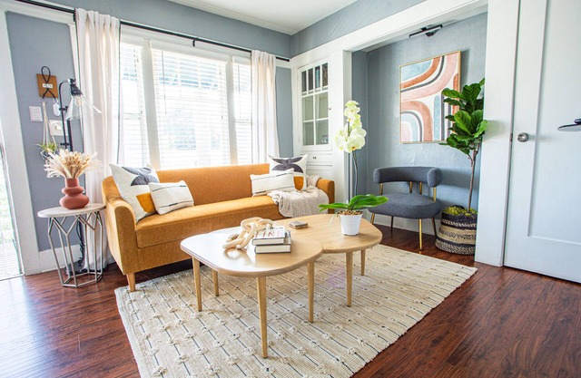 Pet-Friendly Extended Stay with Parking, mins. to Beach and Downtown Waterfront