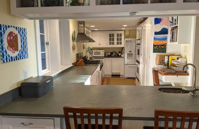 Pet-friendly farmhouse sleeps 10 in style - 2 min from Mt. Snow and Haystack