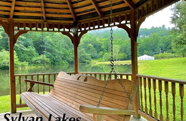 Conveniently located in Sylvan Lake Falls, Rabun Gap, Georgia