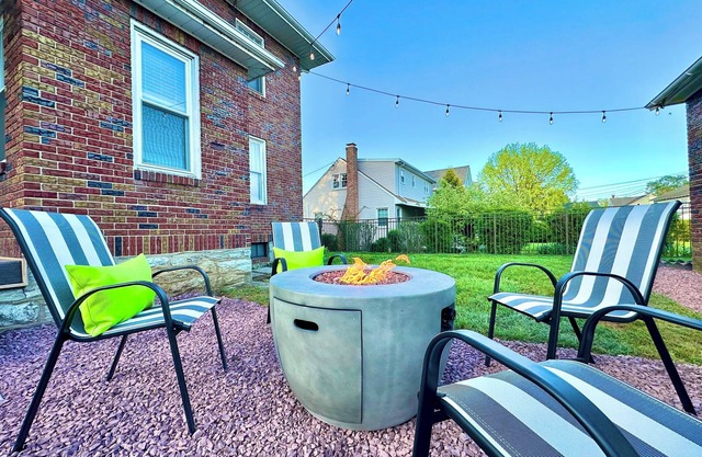 Pet Friendly! Firepit & Gameroom- Walk To Restaurants, 15 Mins To Hershey Park!
