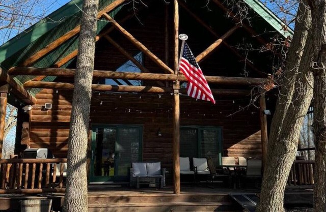 Pet-friendly and Charming Cabin on Northwoods Golf Course