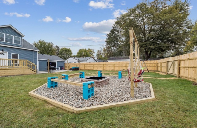 Pet Friendly / Gated Backyard / Game room/ Hot Tub
