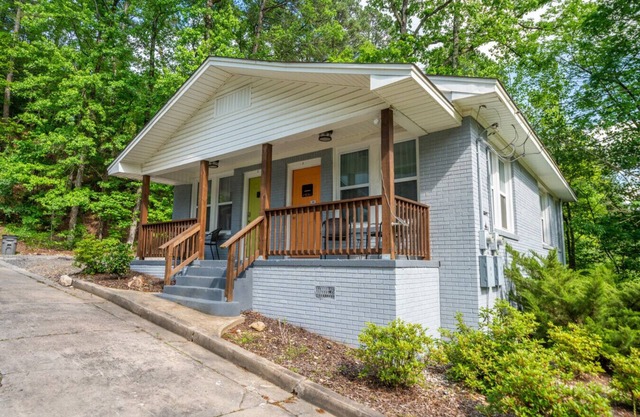 Pet Friendly Cozy Downtown Getaway!