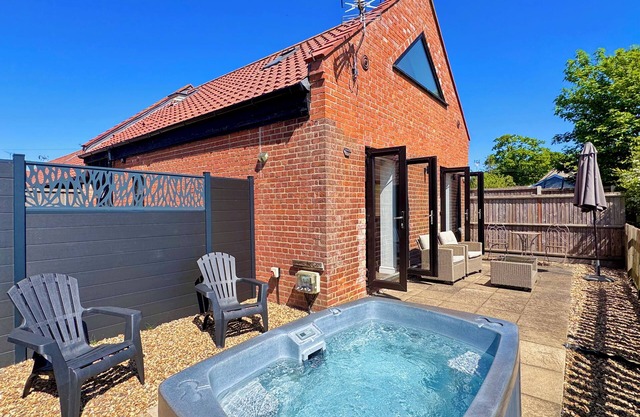 Pet friendly getaway - private hot tub, enclosed garden - countryside views