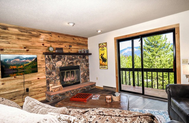 *NEW Pet Friendly 2 Bed 1.5 Bath Mountain Retreat in Shadow Park West Condos