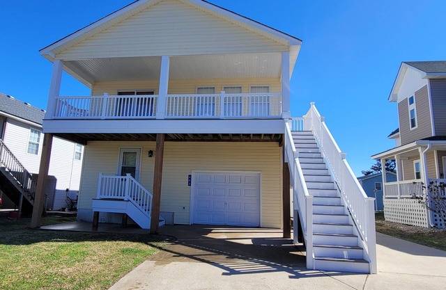 Pet Friendly Home with Private Tiki Bar - 3-minute drive to the beach!