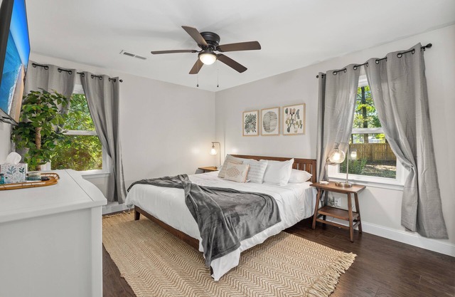 Pet friendly Home in Charleston, beautiful intentional decor, Close to All