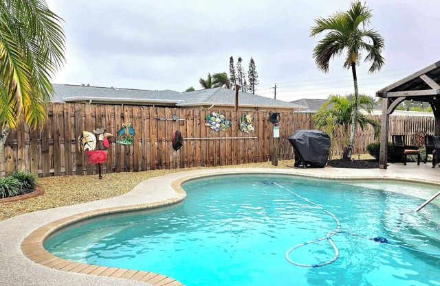 Dog Friendly Pool home, mins to Anna Maria Is & IMG Academy