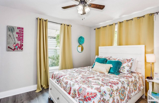 Pet Friendly Historic East Hill Cottage - Charming 2bd/1bath Home with Fast Wifi