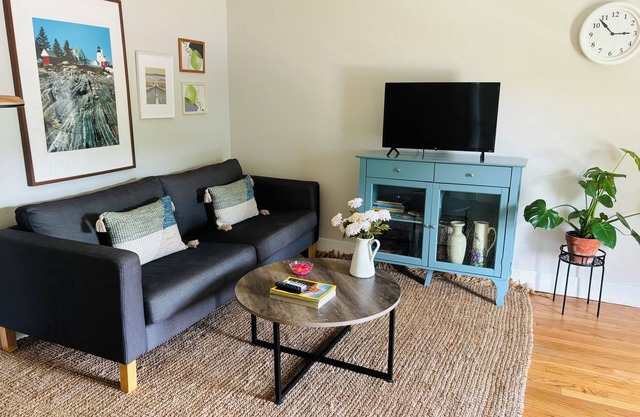 The Perfect Ypsi Retreat - Walkable Charm, 10 Mins to Ann Arbor & Pet-Friendly