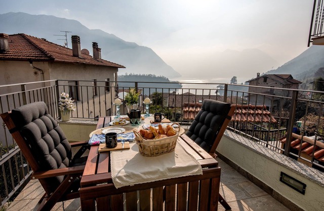 Pet-Friendly Holiday Home Lora Lake Villa with Lake View, Garden & Wi-Fi