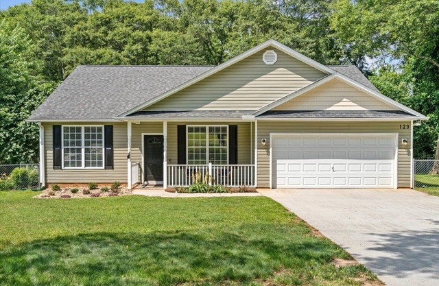 Pet friendly home in heart of Mauldin. Bicycles provided, close to restaurants