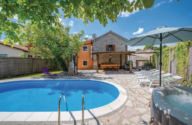 Belle maison à Pazin avec jacuzzi