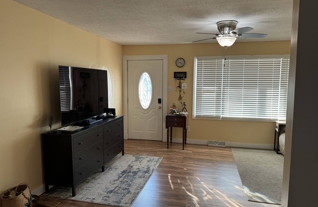 Pet-friendly home in Palestine with Fenced Yard! Weekly and monthly discounts!