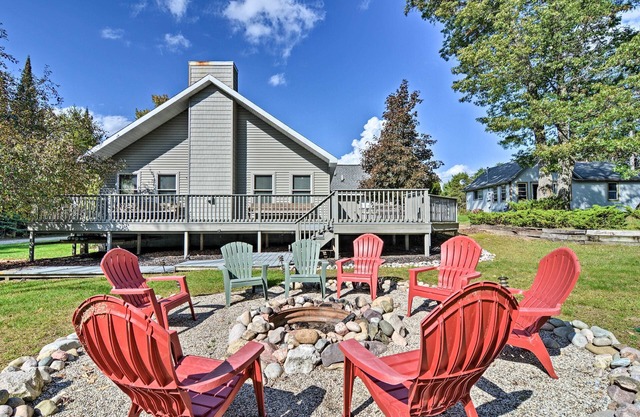 NOUVEAU! Roscommon Home w / Deck, 7 Mi to Higgins Lake!