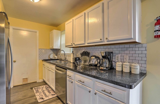 Pet-Friendly Home w/Yard, 10 Mi to Dtwn Cleveland
