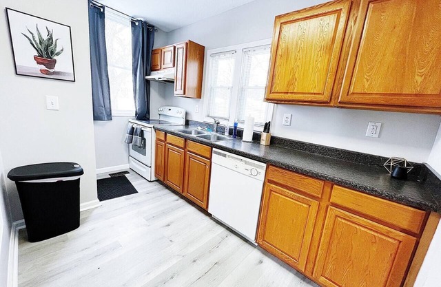 Pet Friendly home w/Fenced Yard and Garage