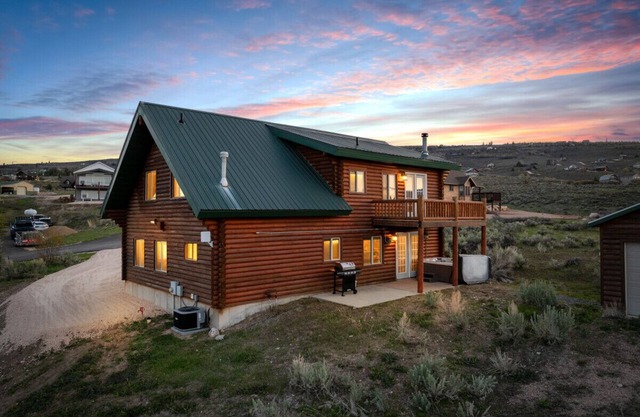 Pet Friendly! Hot tub! Pool Table! Views! Rustic Cabin Getaway!