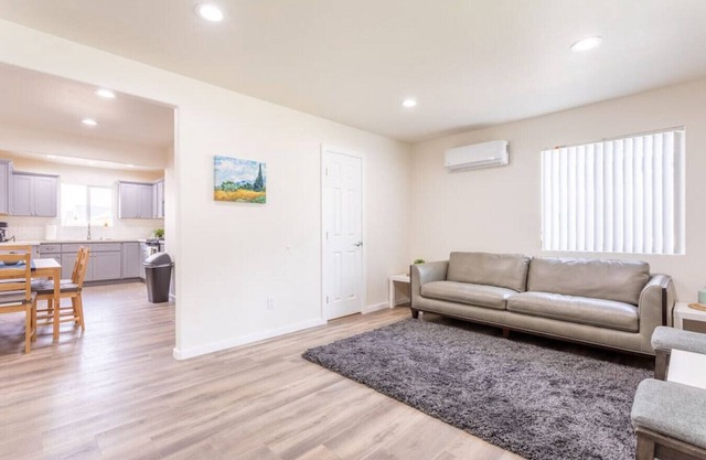 PET FRIENDLY!!, King Bed, Free Parking, & Wifi.