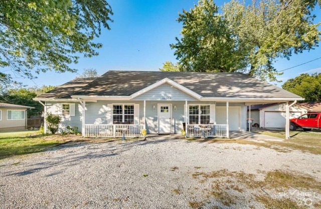 Lake Bungalow - 3 blocks to Beaver Lake w/ huge deck & grill