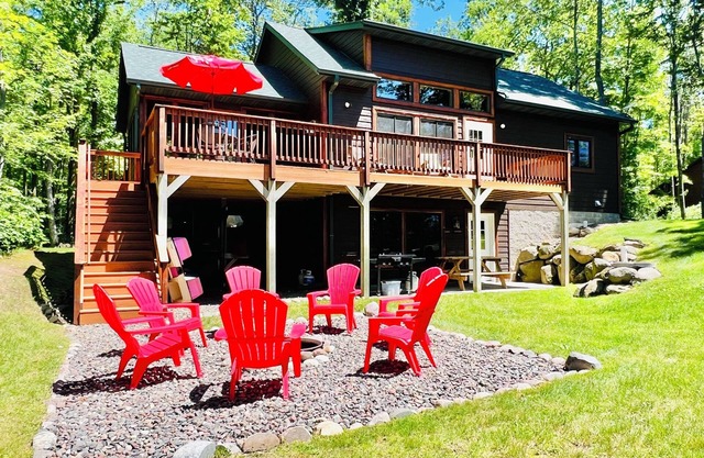 Tout nouveau chalet au bord du lac, idéal pour les retraites en famille!