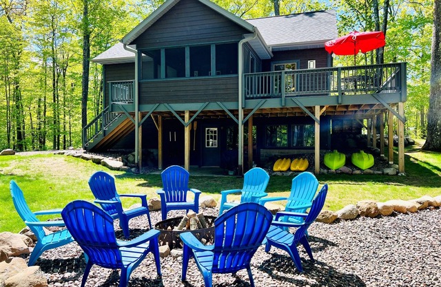 À VENIR: tout nouveau chalet au bord du lac!
